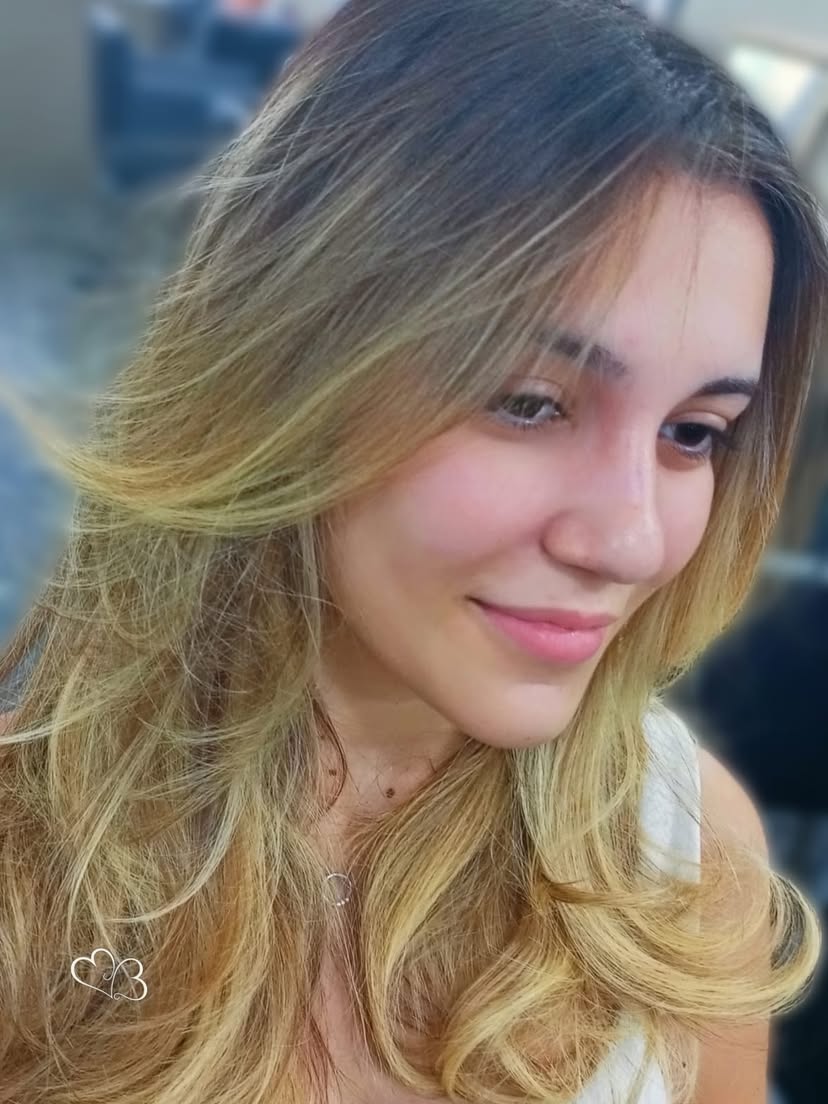 Cliente com corte em camadas e loiro iluminado no Salão Love Beauty